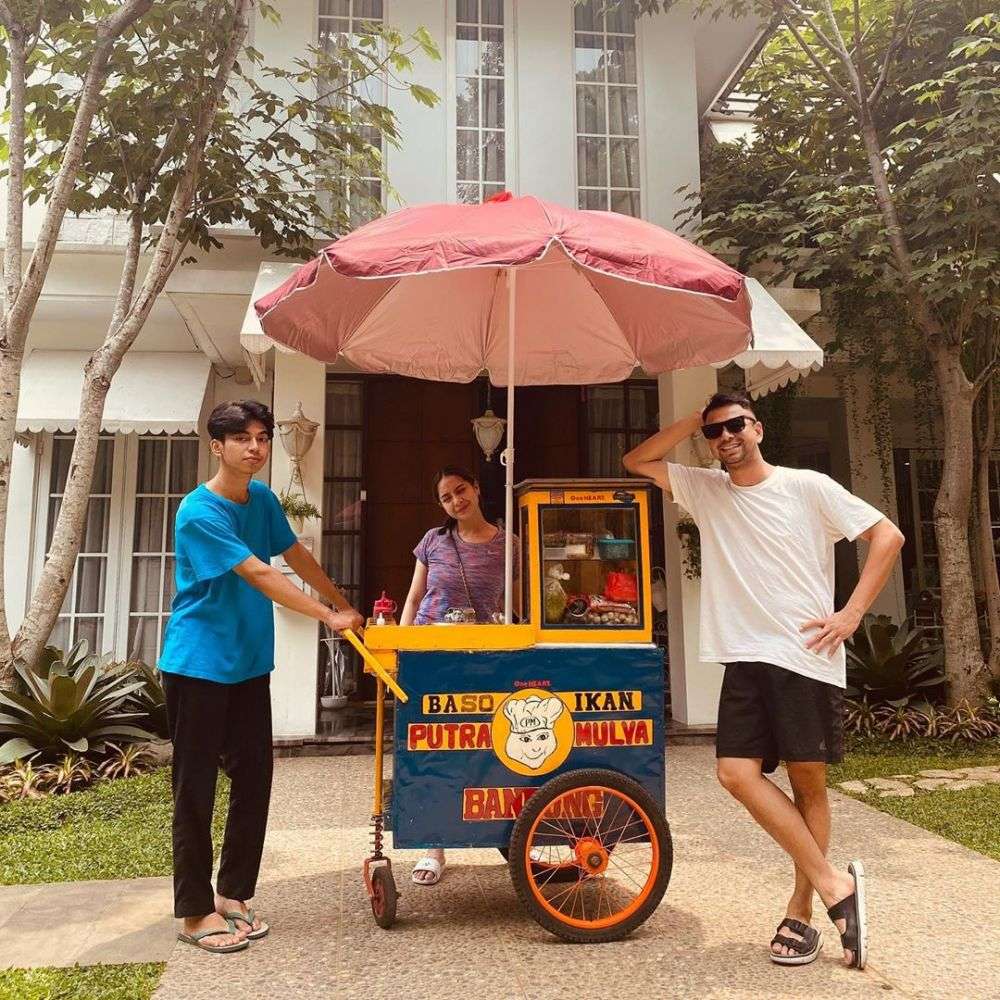8 Pedagang Viral Usai Parasnya Disebut Mirip Artis, Ada yang Langsung Jadi Seleb!