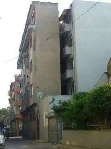 17 Potret Rumah-Rumah Super Ramping yang Viral, Selebar Penggaris, Bentuknya Ngeri-Ngeri Sedap!