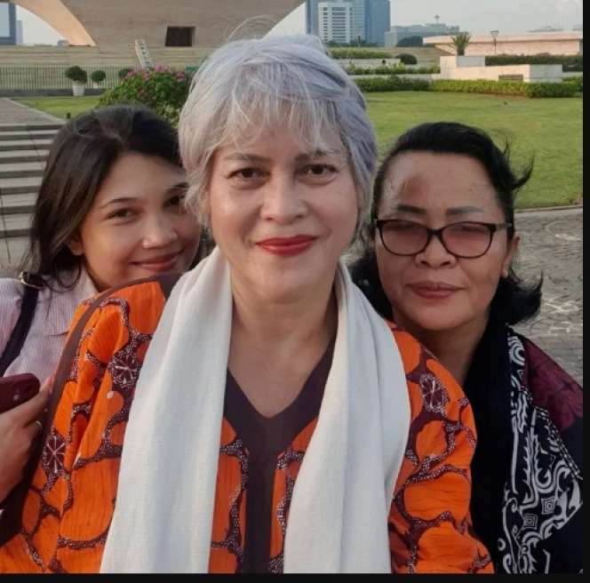 Potret Irma Hutabarat Ajak Ibu dan Kekasih Brigadir J ke Monas, Penampilan Vera Jadi Sorotan
