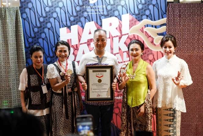 Potret Peragaan Busana Batik dengan Catwalk Terpanjang di CFD, Cetak Rekor MURI