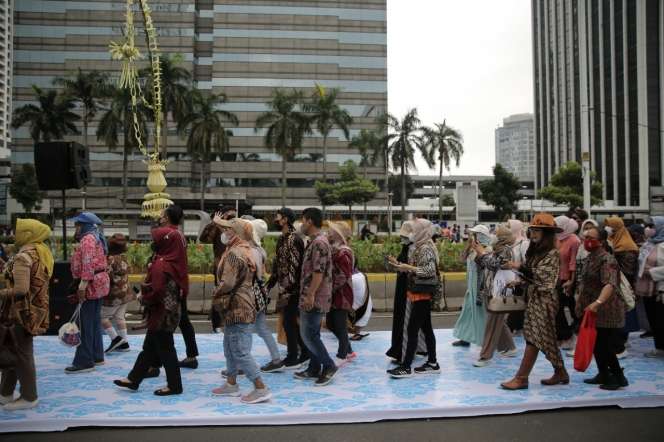 Potret Peragaan Busana Batik dengan Catwalk Terpanjang di CFD, Cetak Rekor MURI