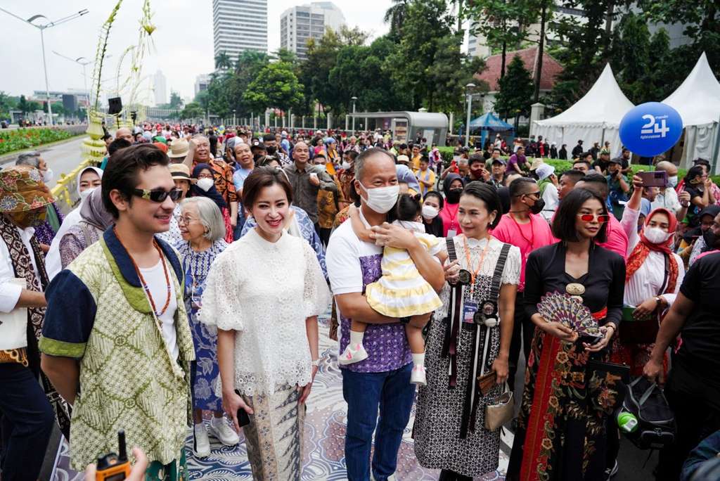 Potret Peragaan Busana Batik dengan Catwalk Terpanjang di CFD, Cetak Rekor MURI