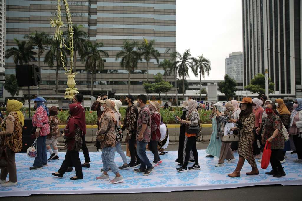 Potret Peragaan Busana Batik dengan Catwalk Terpanjang di CFD, Cetak Rekor MURI