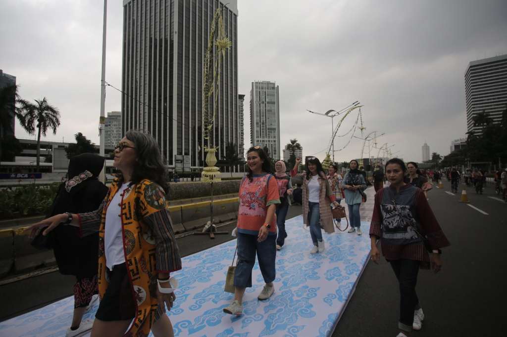 Potret Peragaan Busana Batik dengan Catwalk Terpanjang di CFD, Cetak Rekor MURI
