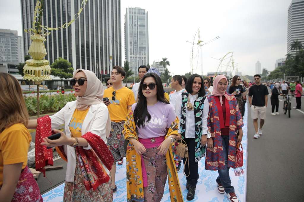Potret Peragaan Busana Batik dengan Catwalk Terpanjang di CFD, Cetak Rekor MURI