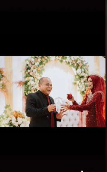 Potret Pasangan Beda Usia Viral karena Dikira Bapak dan Anak, Ternyata…