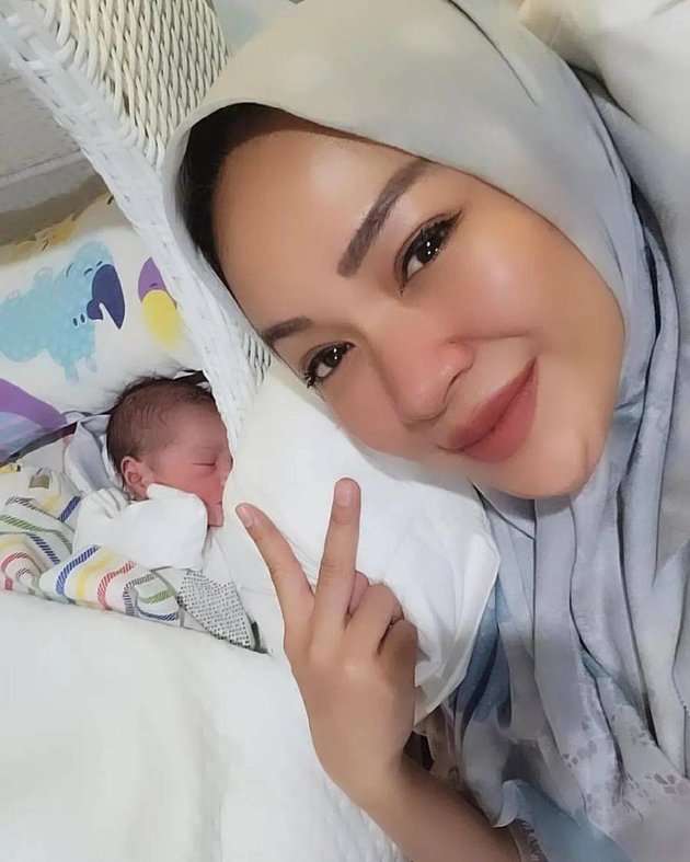 Lahirkan Anak Kedua, Ini Potret Terbaru Indri AFI yang Tetap Awet Muda di Usia 37 Tahun!