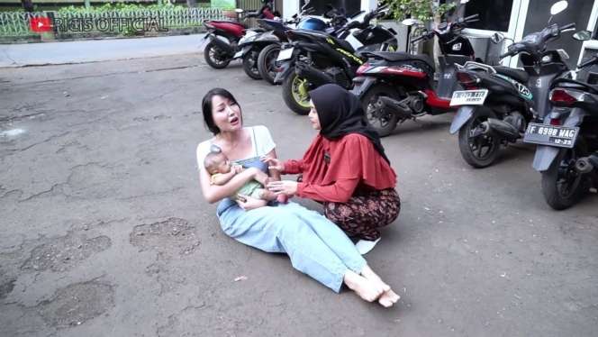 8 Potret Kocak Lucinta Luna `Culik` Baby Moana, Ditukar Bayi Lain Sampai Tidur di Jalanan!