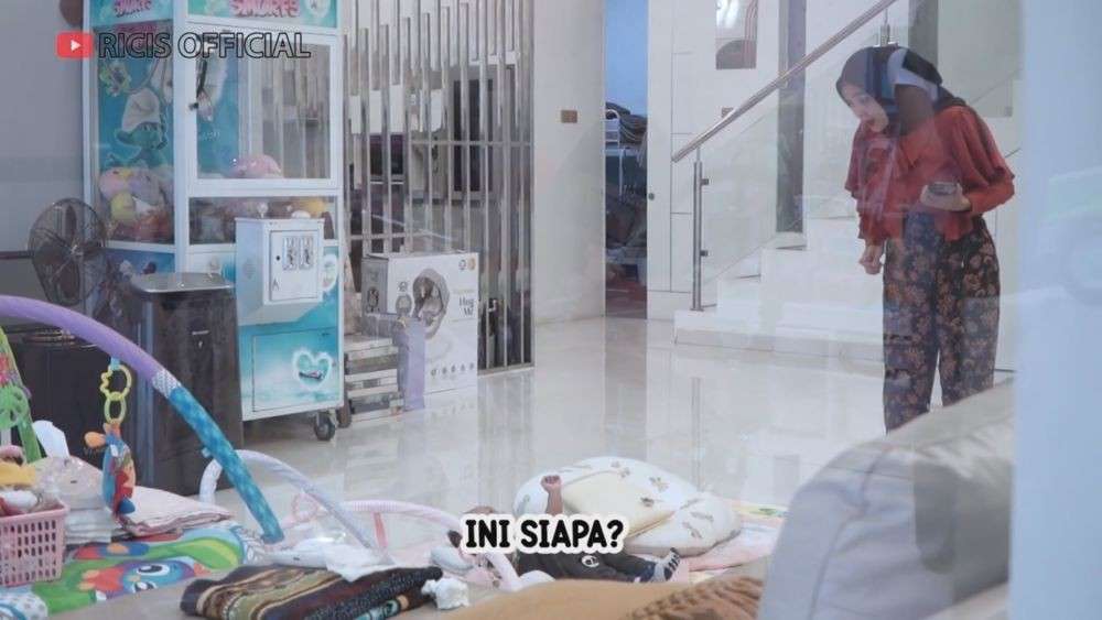 8 Potret Kocak Lucinta Luna `Culik` Baby Moana, Ditukar Bayi Lain Sampai Tidur di Jalanan!