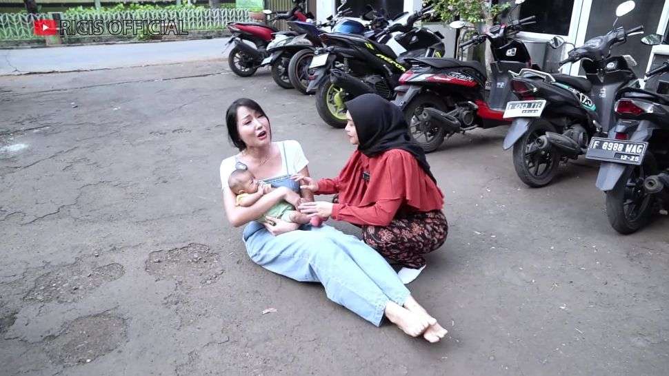 8 Potret Kocak Lucinta Luna `Culik` Baby Moana, Ditukar Bayi Lain Sampai Tidur di Jalanan!