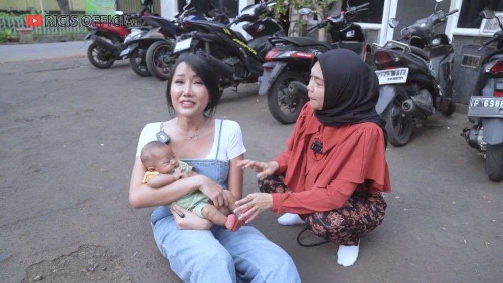 8 Potret Kocak Lucinta Luna `Culik` Baby Moana, Ditukar Bayi Lain Sampai Tidur di Jalanan!