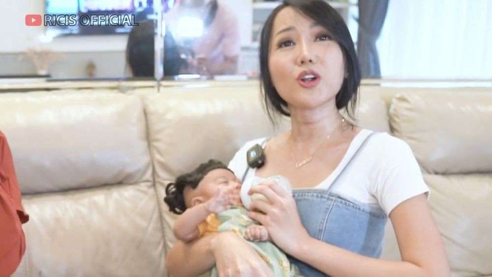 8 Potret Kocak Lucinta Luna `Culik` Baby Moana, Ditukar Bayi Lain Sampai Tidur di Jalanan!