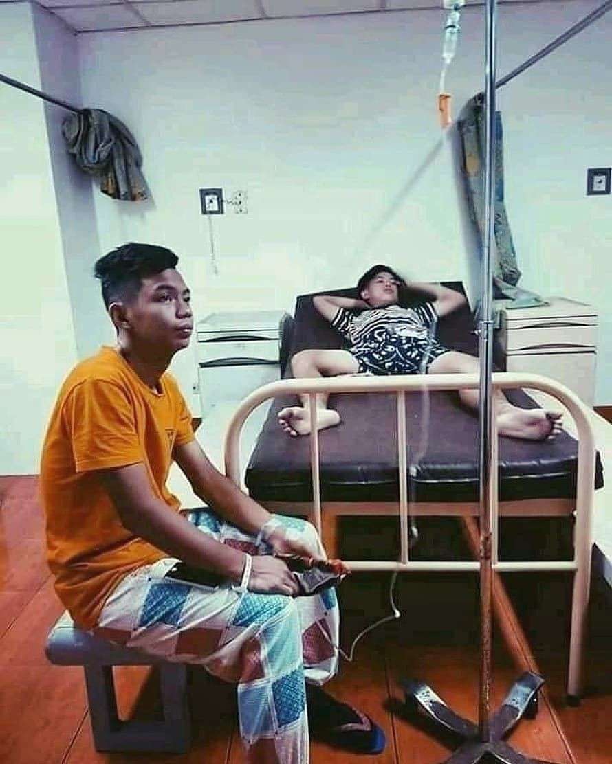 10 Potret Lucu Jenguk Teman di Rumah Sakit, Pasien Bukannya Sehat Malah Tambah Sakit!
