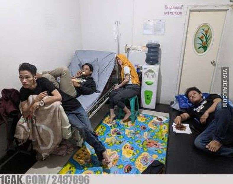 10 Potret Lucu Jenguk Teman di Rumah Sakit, Pasien Bukannya Sehat Malah Tambah Sakit!