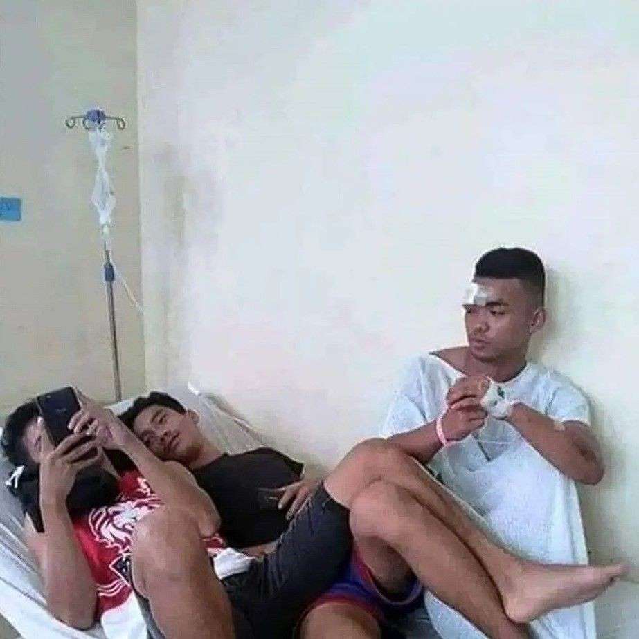 10 Potret Lucu Jenguk Teman di Rumah Sakit, Pasien Bukannya Sehat Malah Tambah Sakit!