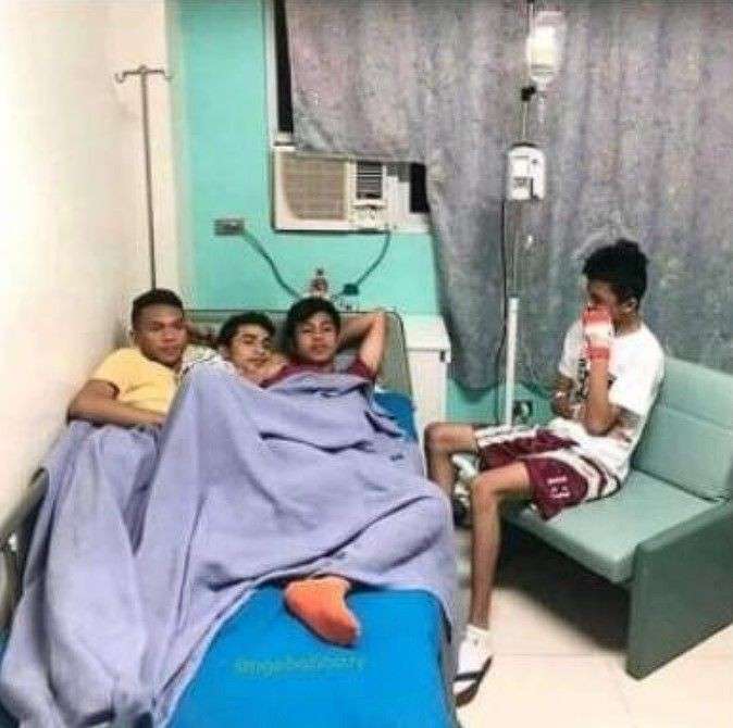 10 Potret Lucu Jenguk Teman di Rumah Sakit, Pasien Bukannya Sehat Malah Tambah Sakit!
