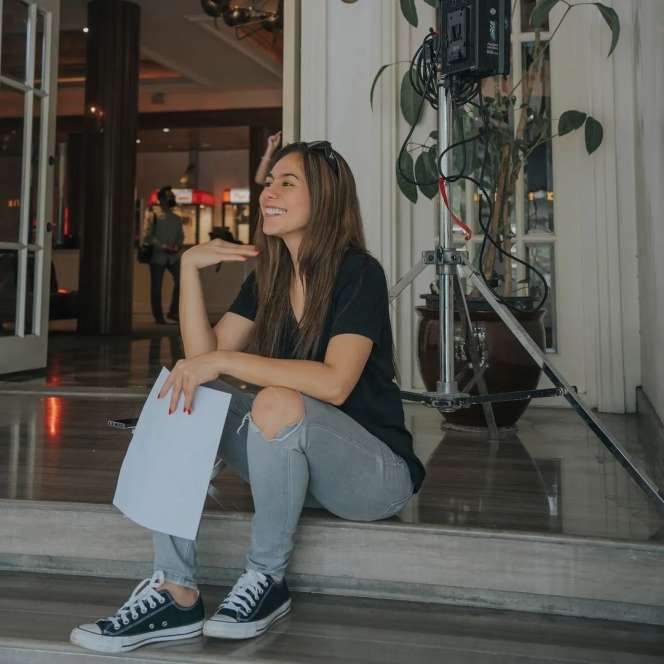 Gaya Wulan Guritno Pakai Celana Jeans Robek, Dibilang Kaya Anak Kuliahan