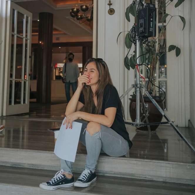 Gaya Wulan Guritno Pakai Celana Jeans Robek, Dibilang Kaya Anak Kuliahan