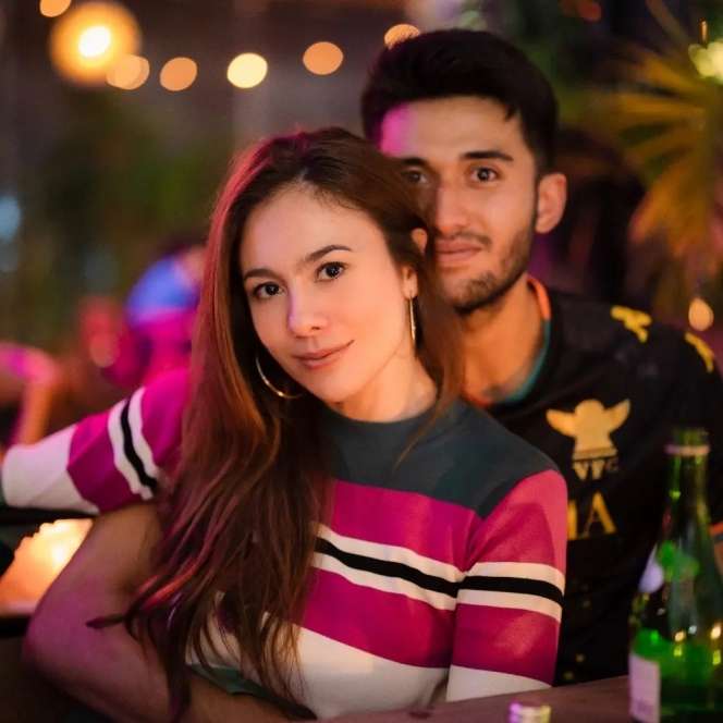 Gaya Wulan Guritno Pakai Celana Jeans Robek, Dibilang Kaya Anak Kuliahan