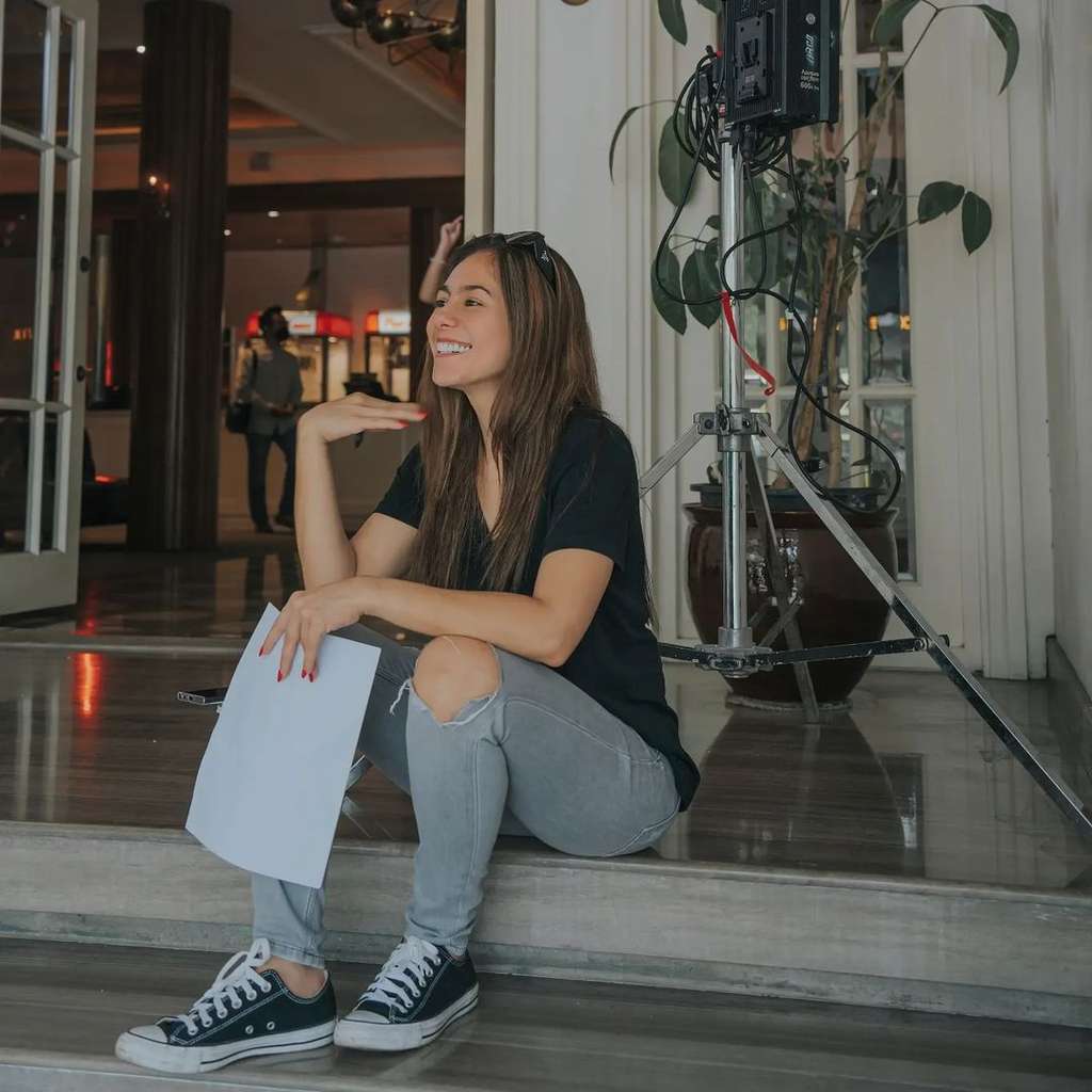 Gaya Wulan Guritno Pakai Celana Jeans Robek, Dibilang Kaya Anak Kuliahan