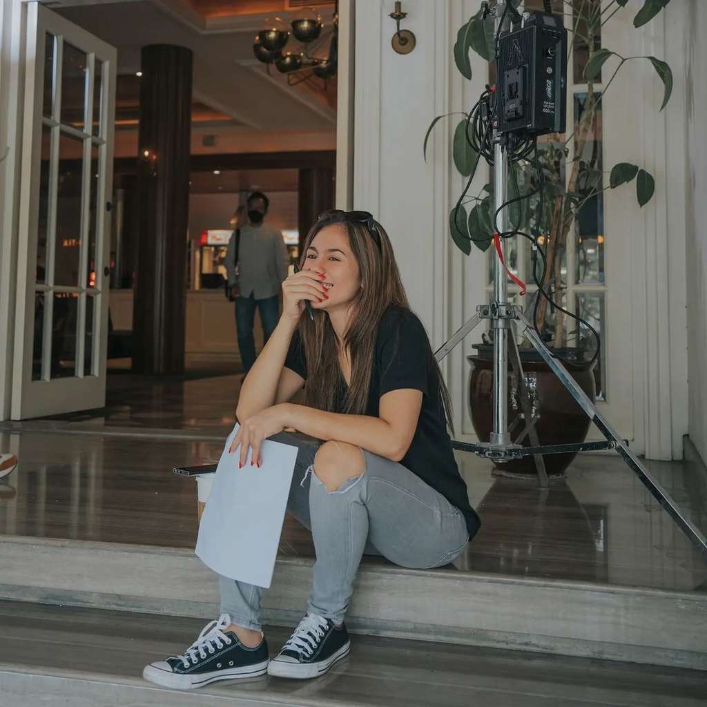 Gaya Wulan Guritno Pakai Celana Jeans Robek, Dibilang Kaya Anak Kuliahan