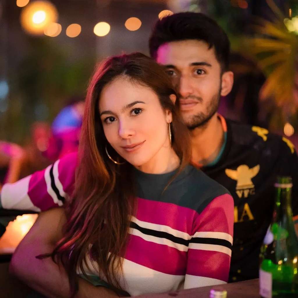 Gaya Wulan Guritno Pakai Celana Jeans Robek, Dibilang Kaya Anak Kuliahan