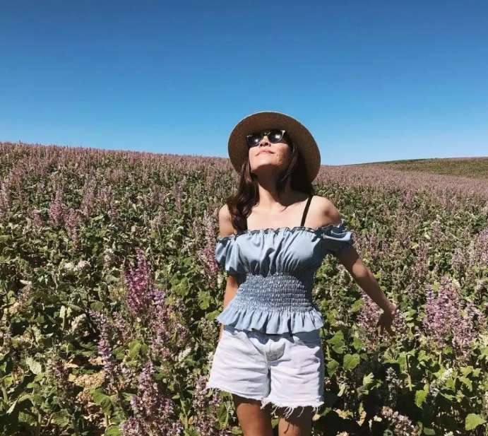 Potret Sabrina Saudara Kembar Olivia Jensen yang Jarang Tersorot, Ternyata Nggak Kalah Cantik!