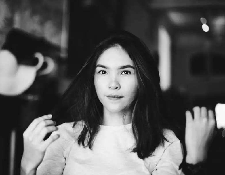 Potret Sabrina Saudara Kembar Olivia Jensen yang Jarang Tersorot, Ternyata Nggak Kalah Cantik!