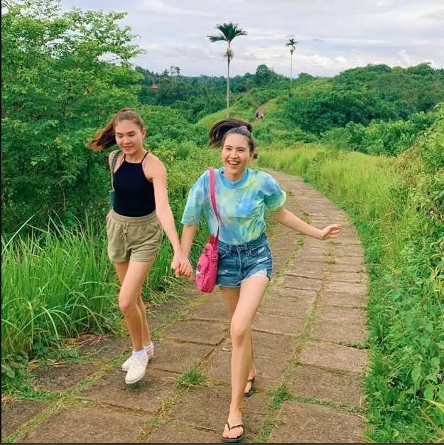 Potret Sabrina Saudara Kembar Olivia Jensen yang Jarang Tersorot, Ternyata Nggak Kalah Cantik!