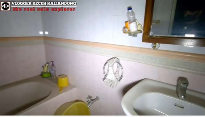 Potret Rumah Terbengkalai Milik Pengusaha Kaya, Masih Ada Perabotan Mahal dan Mobil Jeep!