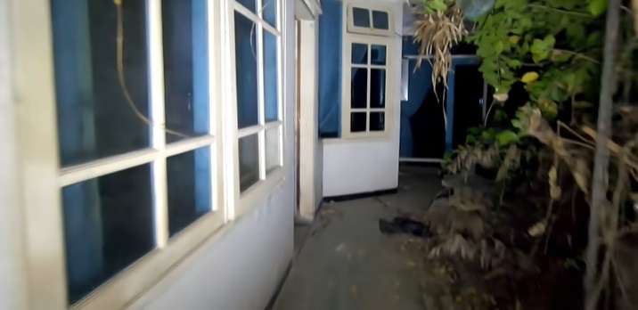 Potret Rumah Terbengkalai Milik Pengusaha Kaya, Masih Ada Perabotan Mahal dan Mobil Jeep!