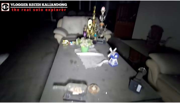 Potret Rumah Terbengkalai Milik Pengusaha Kaya, Masih Ada Perabotan Mahal dan Mobil Jeep!