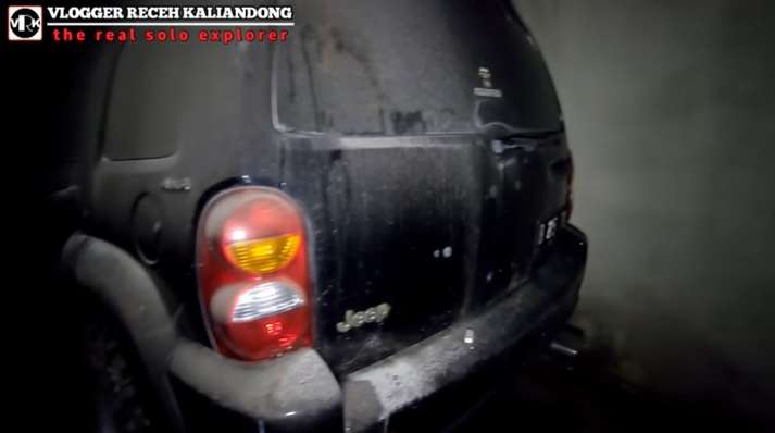 Potret Rumah Terbengkalai Milik Pengusaha Kaya, Masih Ada Perabotan Mahal dan Mobil Jeep!