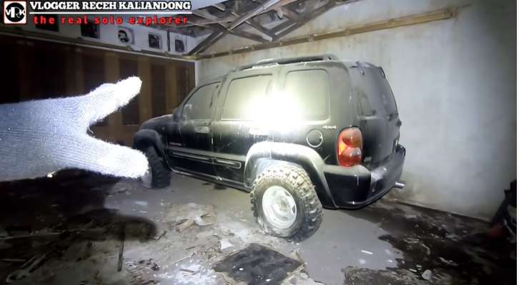 Potret Rumah Terbengkalai Milik Pengusaha Kaya, Masih Ada Perabotan Mahal dan Mobil Jeep!