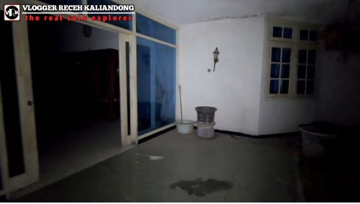 Potret Rumah Terbengkalai Milik Pengusaha Kaya, Masih Ada Perabotan Mahal dan Mobil Jeep!
