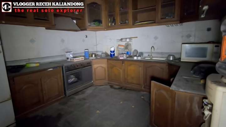 Potret Rumah Terbengkalai Milik Pengusaha Kaya, Masih Ada Perabotan Mahal dan Mobil Jeep!