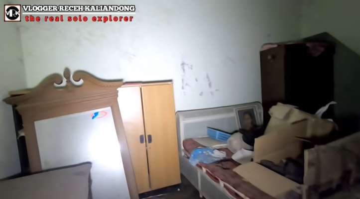 Potret Rumah Terbengkalai Milik Pengusaha Kaya, Masih Ada Perabotan Mahal dan Mobil Jeep!