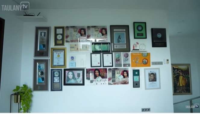 Potret Kamar Tidur Rossa, Super Luas dan Punya Koleksi Tas Seharga Rumah!