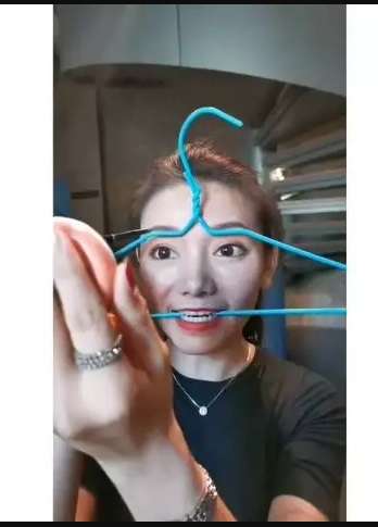10 Potret Kocak Orang Pakai Hanger Pakaian, Endingnya Bikin Geleng-geleng Kepala!