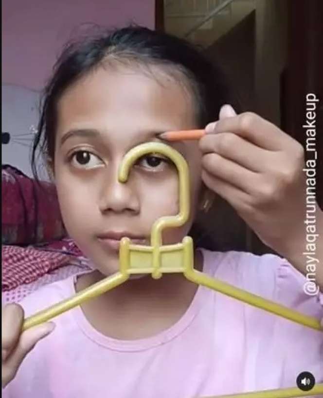 10 Potret Kocak Orang Pakai Hanger Pakaian, Endingnya Bikin Geleng-geleng Kepala!