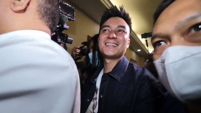 FOTO: Tawa Baim Wong saat Penuhi Panggilan Polisi Soal Prank KDRT