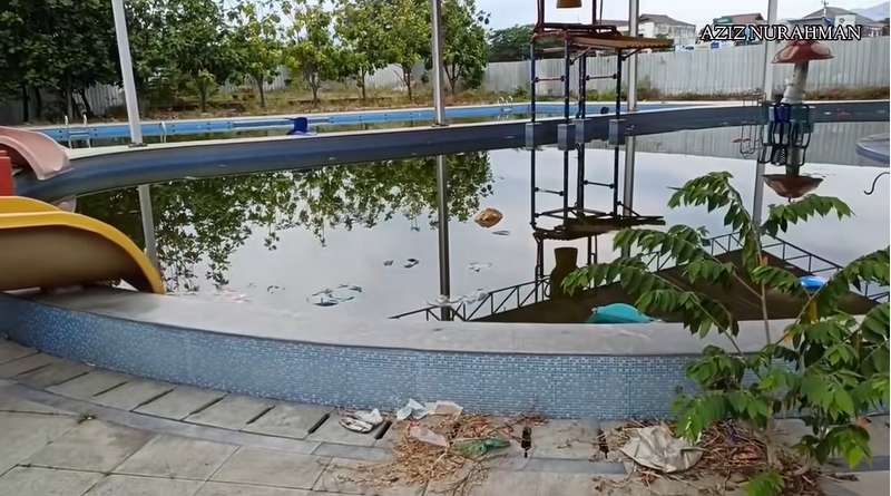 10 Potret Ngerinya Wahana Air `Perenggut Nyawa` yang Terbengkalai Usai Menelan Korban, Kolam Renang Berdarah!