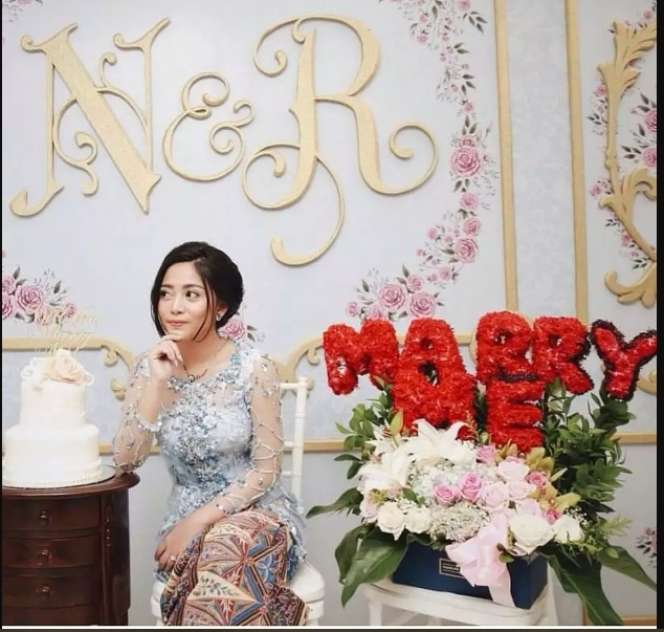 Potret Selebgram Saat Lamaran, Penampilan Sisca Kohl Curi Perhatian, Gaunnya Super Indah!