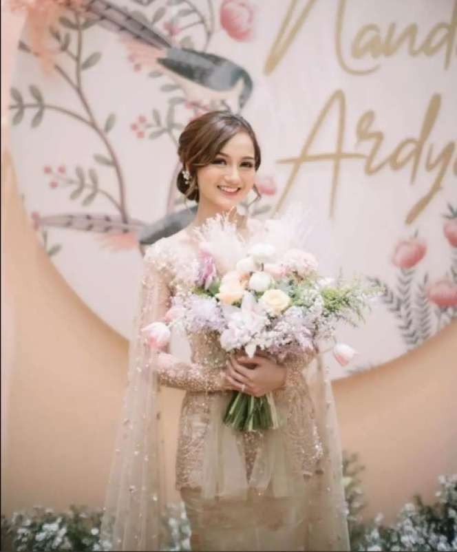 Potret Selebgram Saat Lamaran, Penampilan Sisca Kohl Curi Perhatian, Gaunnya Super Indah!