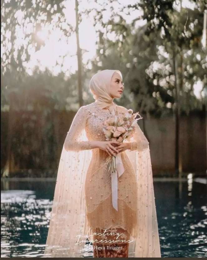 Potret Selebgram Saat Lamaran, Penampilan Sisca Kohl Curi Perhatian, Gaunnya Super Indah!