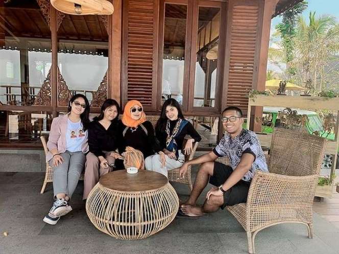 Potret Shania Adik Erina Gudono yang Jarang Tersorot, Nggak Kalah Cantik dari Sang Kakak!