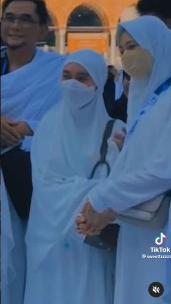 Senyum Lesti Kejora saat Jalani Ibadah Umroh, Berusaha Tegar 