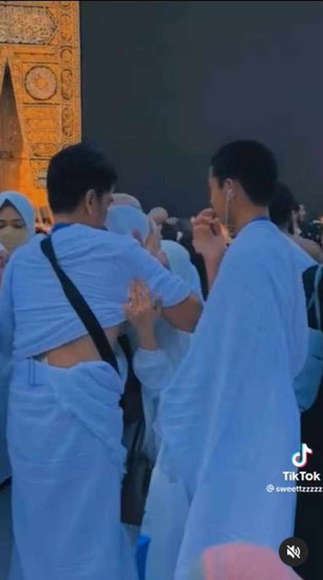 Senyum Lesti Kejora saat Jalani Ibadah Umroh, Berusaha Tegar 