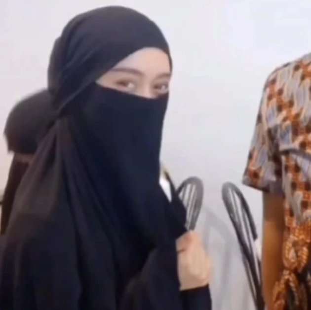Senyum Lesti Kejora saat Jalani Ibadah Umroh, Berusaha Tegar 