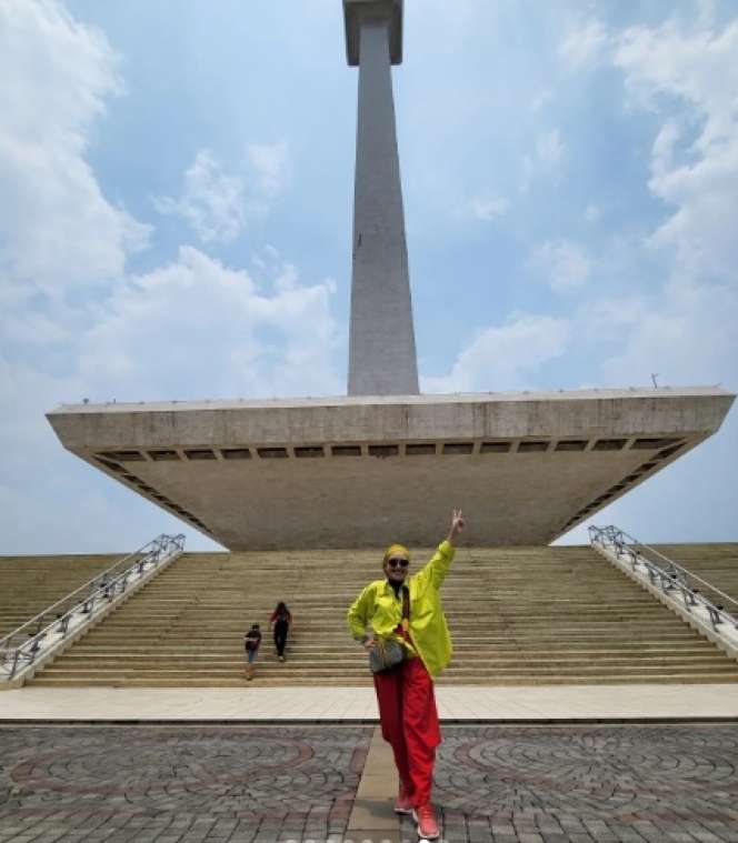 Rayakan Ultah ke-50 di Monas, Umi Kalsum Ibu Ayu Ting Ting Tampil Kece, Langsung Bawa Rombongan Besar!